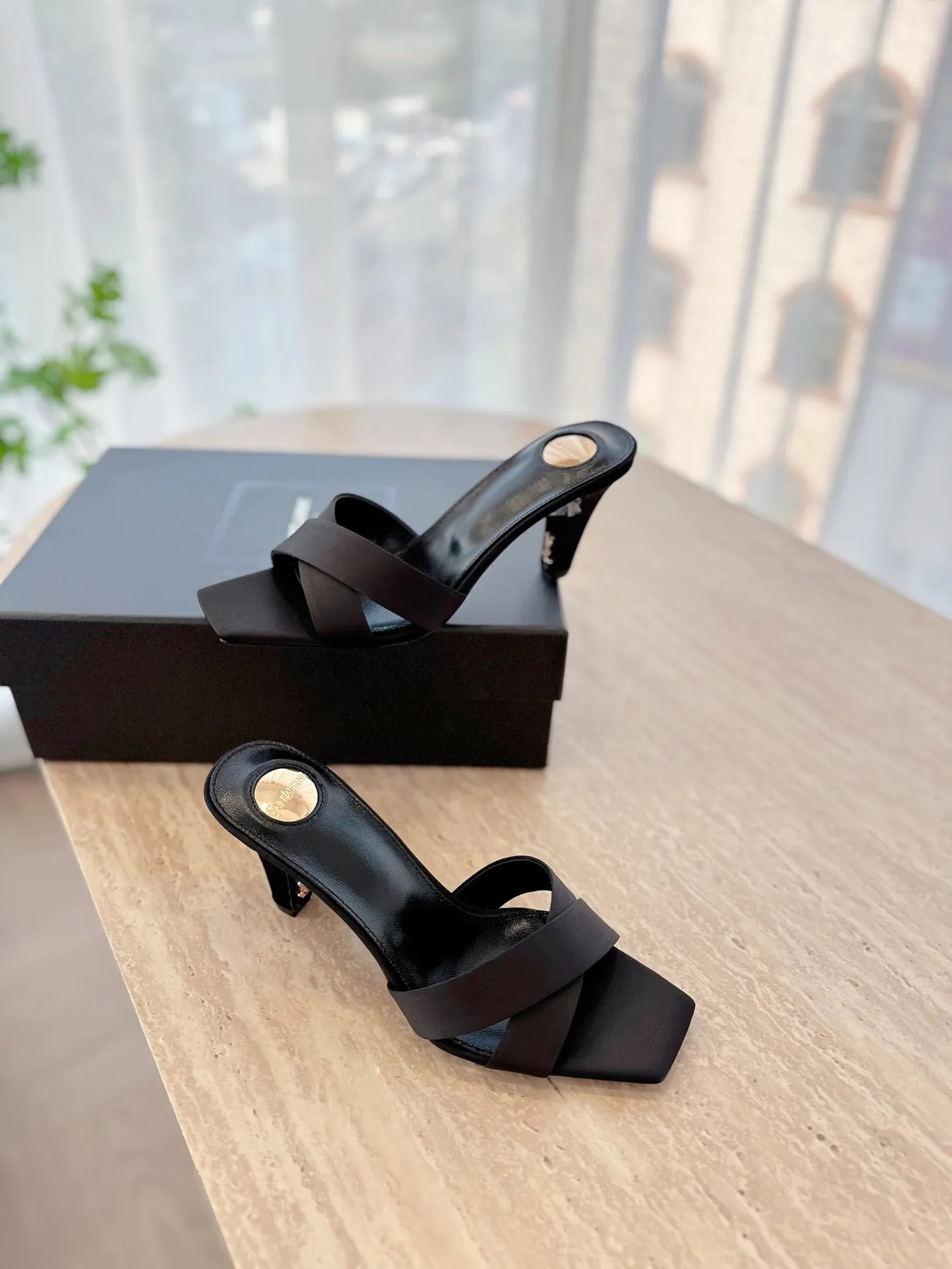 👟👟Ex-factory price 540👟👟 High version of "SAINT LAUREN*" Saint Laurent ysl 25ss/new spring and summer catwalk style large rhinestone high-heeled shoes and sandals. Only YSL understands women's hearts best and does not accept refutation. It is a super invincible feminine artifact and a must-have for women (z-product full-body customization, own molded hardware accessories, perfect consistency). Compare the differences between pictures and goods on the market. ✔Upper: Customized imported silk ✔Lining: Imported 🐑Sheep leather ✔Sole: Imported genuine leather outsole ✔Heel height: 8cm ✔Number of yards: 35-39 (40, 41, 42 can be customized and non-returnable) (Full set of packaging)